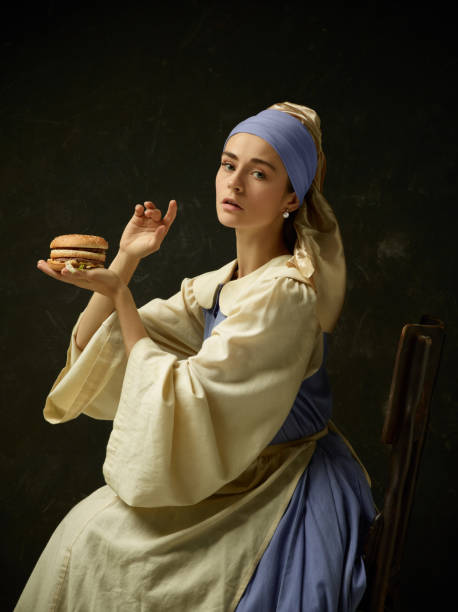 donna medievale in costume storico che indossa abito corsetto e cofano. - renaissance period foto e immagini stock