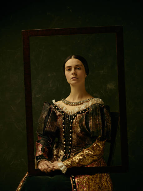 portrait d’une jeune fille vêtue d’une robe de princesse ou comtesse rétro - princess women duchesses renaissance photos et images de collection