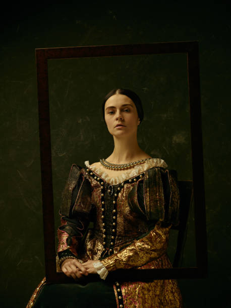 retrato de uma menina com um vestido de princesa ou condessa retrô - princess women duchesses renaissance - fotografias e filmes do acervo