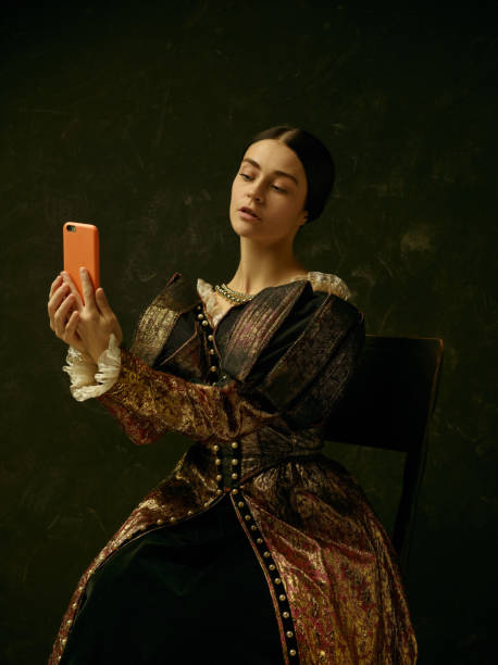 Retrato De Una Niña Con Un Vestido De Princesa O Condesa Retro Foto de stock y más banco de imágenes de Renacimiento - iStock Retrato De Una Niña Con Un Vestido De Princesa O Condesa Retro Foto de stock y más banco de imágenes de Renacimiento - iStock