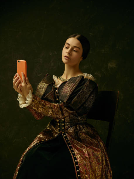 portret dziewczyny ubranej w retro księżniczkę lub sukienkę hrabiny - renaissance women queen fashion zdjęcia i obrazy z banku zdjęć