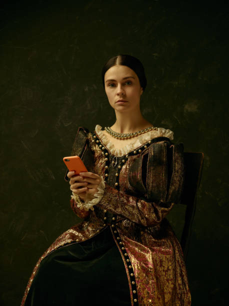 retrato de uma menina com um vestido de princesa ou condessa retrô - princess women duchesses renaissance - fotografias e filmes do acervo