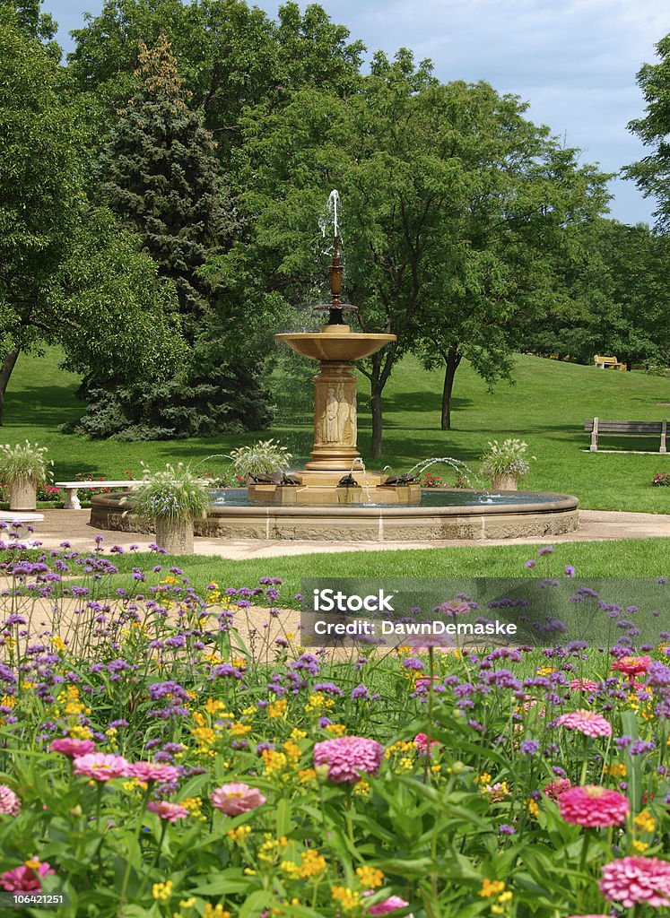 Sommer Blume Garten und Brunnen - Lizenzfrei August Stock-Foto