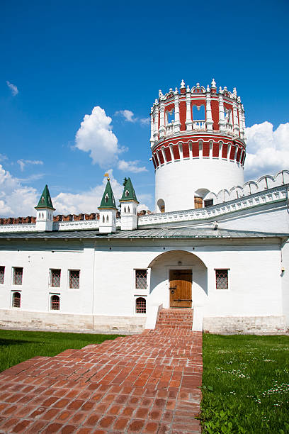 longo caminho a torre de convento de novodevichy em moscovo, rússia - novodevichy convent imagens e fotografias de stock