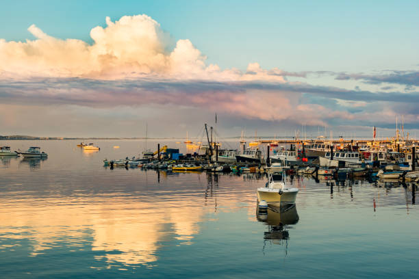 pôr do sol na marina de provincetown - provincetown - fotografias e filmes do acervo