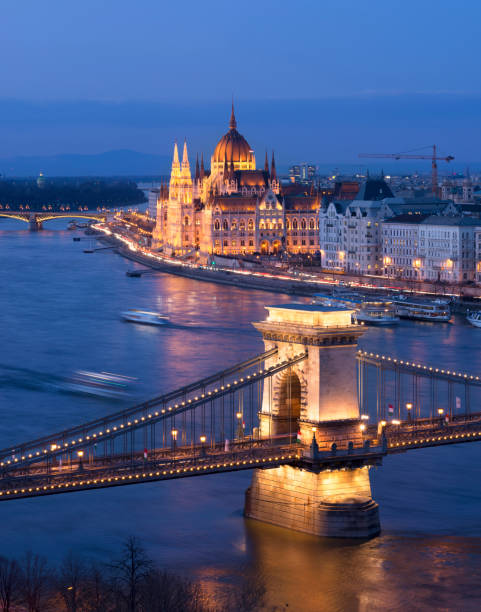 budapest chain bridge & parlement - budapest parliament building chain bridge night photos et images de collection