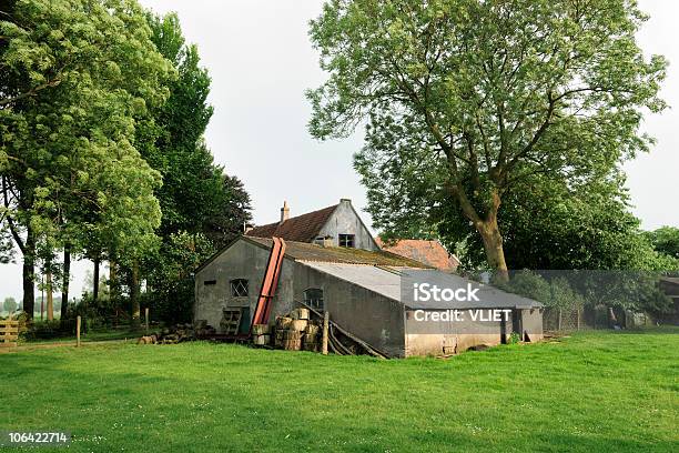 Photo libre de droit de Maison De Ferme Et La Grange Avec Des Arbres Pendant Lété Dans Les Paysbas banque d'images et plus d'images libres de droit de Arbre