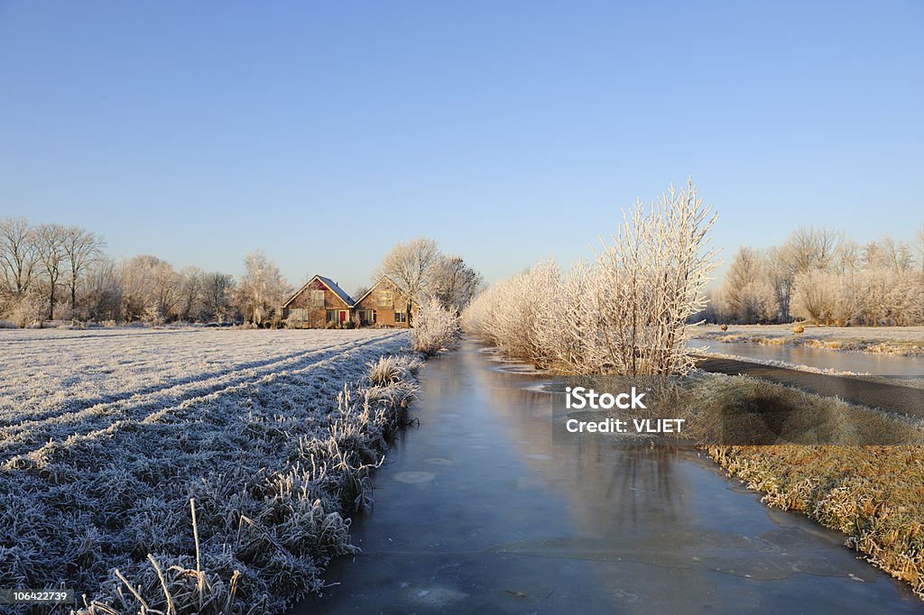 Congelarse zanja, prado y granja en los Países Bajos durante el invierno - Foto de stock de Agua libre de derechos