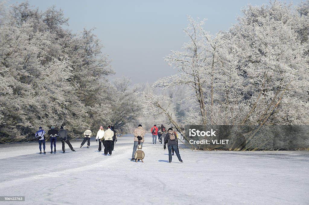 Eislaufen Personen auf einem See in den Niederlanden - Lizenzfrei Eislaufen Stock-Foto