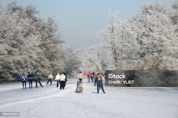 Eislaufen Personen Auf Einem See In Den Niederlanden Stockfoto und mehr Bilder von Eislaufen