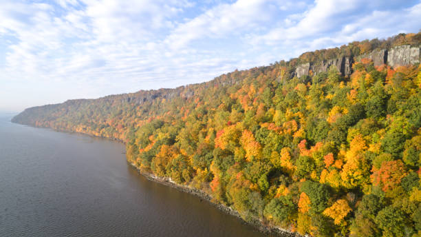 南ニュージャージーのハドソン川のパリセーズ崖の景色 - landscape usa vibrant color riverbank ストックフォトと画像