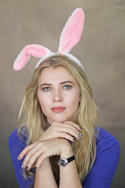 conejo de pascua linda - bunny girl fotografías e imágenes de stock