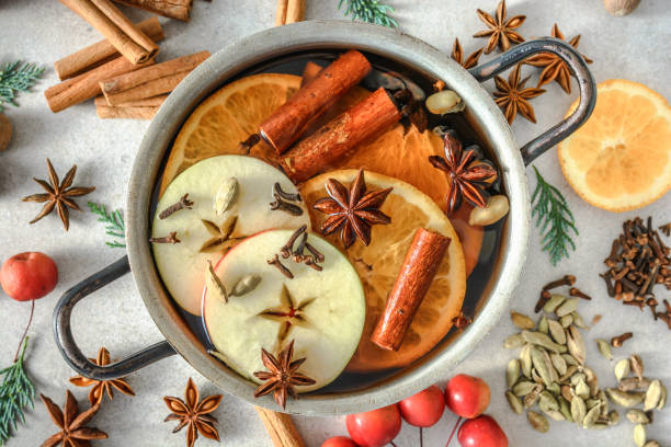 приготовление рождественского напитка. горячее вино, крупным планом - christmas anise star anise clove стоковые фото и изображения