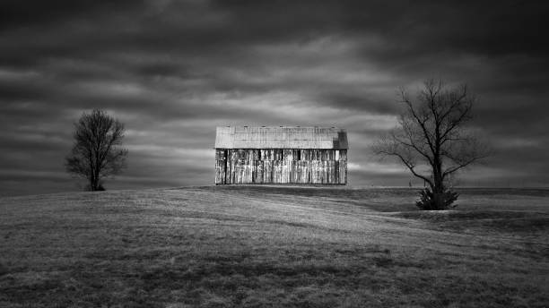 istock THE OLD TOBACCO BARN, MIDWEST 1064238316
