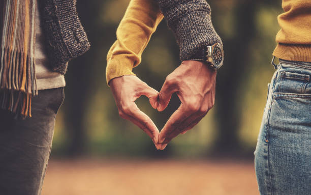 pareja haciendo forma de corazón con las manos. amor, citas, romance - couple human hand holding walking fotografías e imágenes de stock