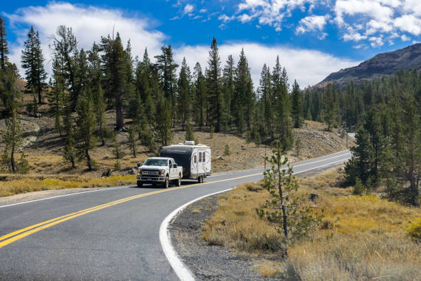 ciężarówka holowanie kampera na autostradzie - sierra zdjęcia i obrazy z banku zdjęć