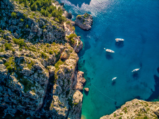 vista aérea de la playa de sa calobra en mallorca - nautical vessel fotos fotografías e imágenes de stock