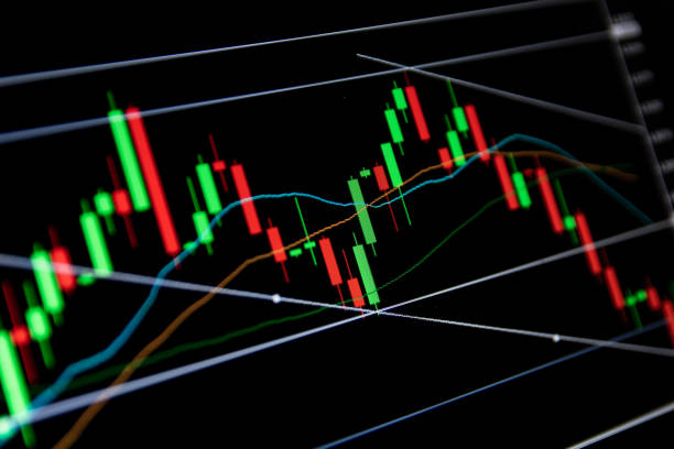 concepto de forex: candlestick chart verde rojo en el mercado financiero para el comercio sobre fondo de color negro - candlestick holder fotografías e imágenes de stock