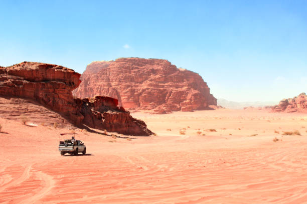 safari in jeep nel deserto del wadi rum, giordania - 4x4 rally car racing car desert foto e immagini stock