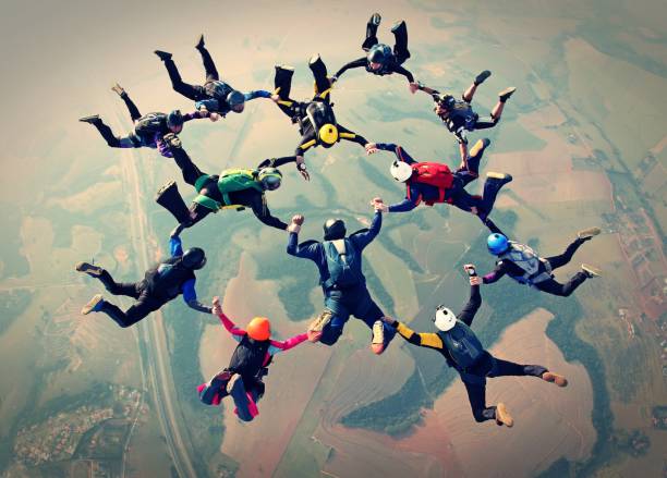 efecto de foto de trabajo de equipo de paracaidistas - deportista fotos fotografías e imágenes de stock