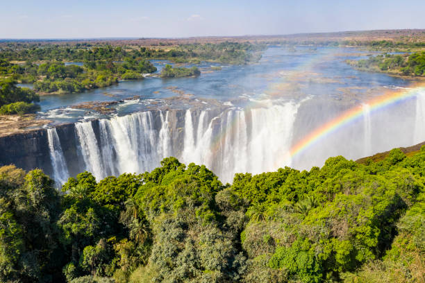 vista aérea de las famosas cataratas victoria, zimbabwe y zambia - victoria falls waterfall zimbabwe zambia fotografías e imágenes de stock