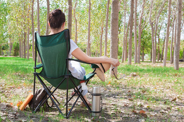 frau ist ein picknick in der natur. - campingstuhl stock-fotos und bilder