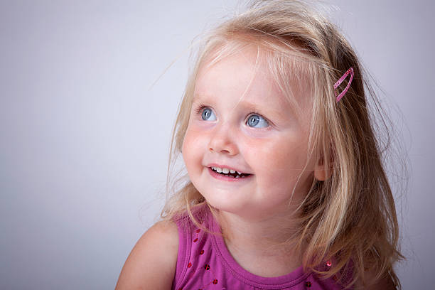 rapariga sorriso - offspring child toothy smile beautiful imagens e fotografias de stock