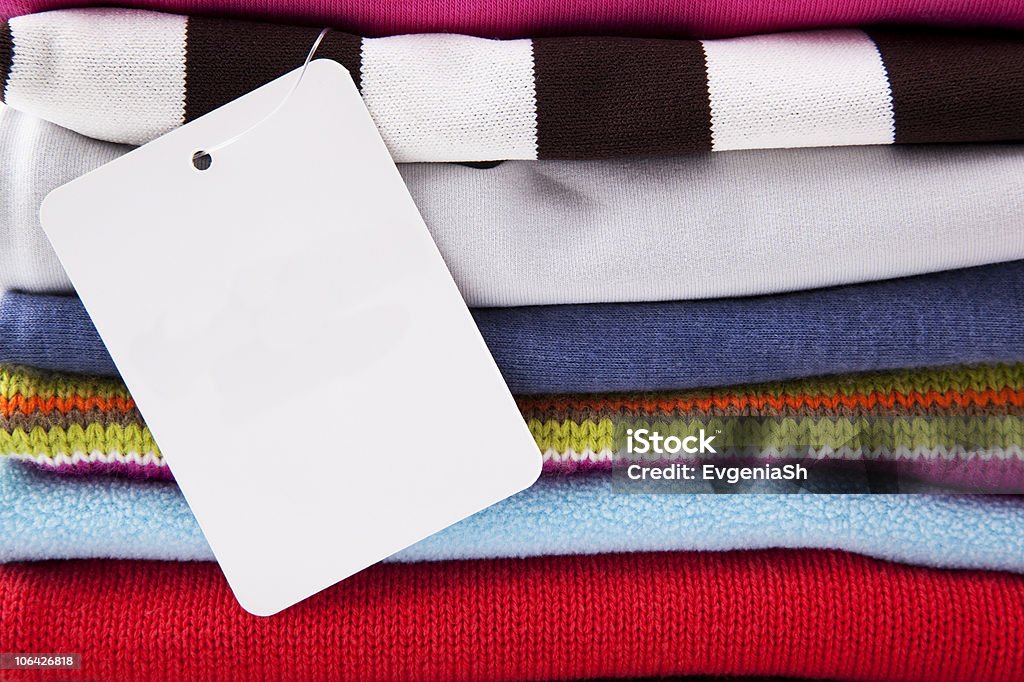Fondo de doblado ropa con etiqueta en blanco - Foto de stock de Algodón - Textil libre de derechos
