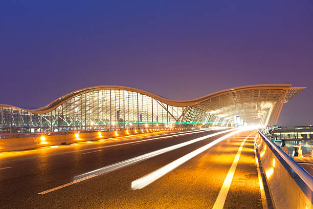 aeropuerto shanghai - shanghai car speed driving fotografías e imágenes de stock