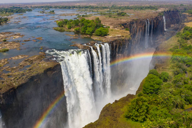 vue aérienne de la célèbre victoria falls au zimbabwe et en zambie - victoria falls waterfall zimbabwe zambia photos et images de collection