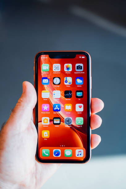 человек новый apple iphone xr красные домашние приложения, приложение - best of стоковые фото и изображения