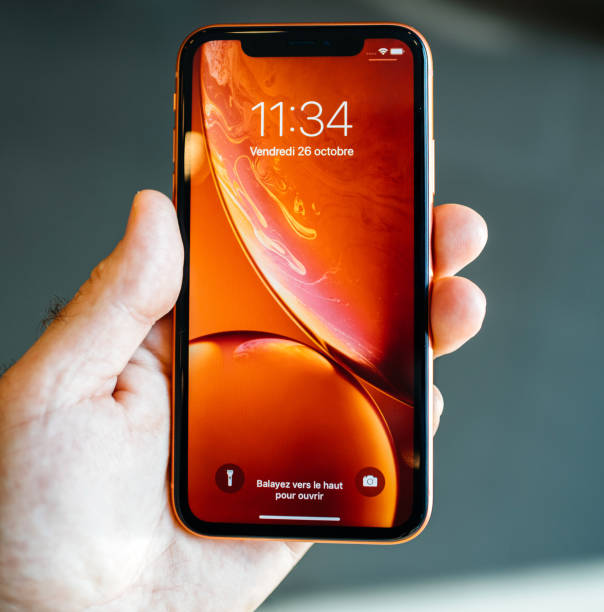 neues apple iphone xr rotes quadrat bild mann - best of stock-fotos und bilder