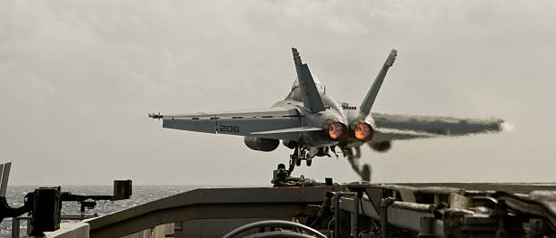 f/a - 18f super hornet catapult lancio - fighter plane jet military airplane afterburner foto e immagini stock