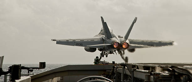 f/a - 18f 슈퍼 호넷 catapult 출시 - fighter plane jet military airplane afterburner 뉴스 사진 이미지