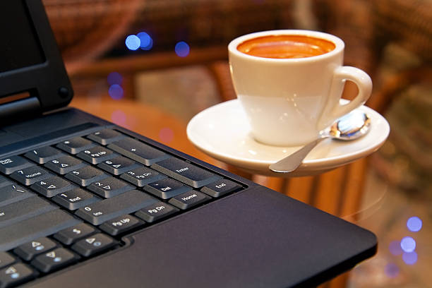computadora portátil y cafetera - computer key internet cafe coffee internet fotografías e imágenes de stock