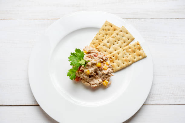 салат из тунца с крекерами - mayo mayonnaise salad plate стоковые фото и изображения