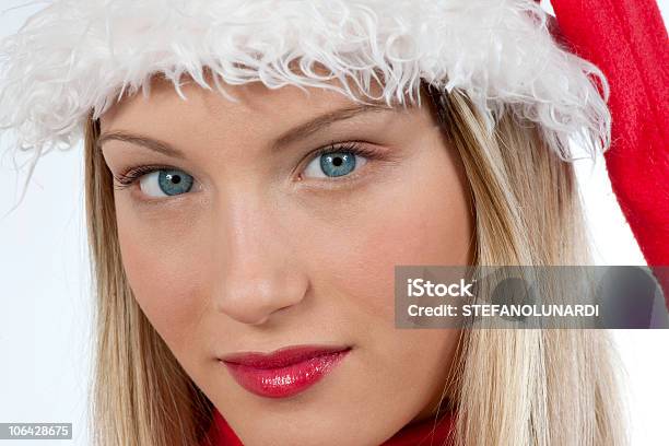 Hermosa Chica De Santa Claus Foto de stock y más banco de imágenes de 16-17 años - 16-17 años, 18-19 años, A la moda
