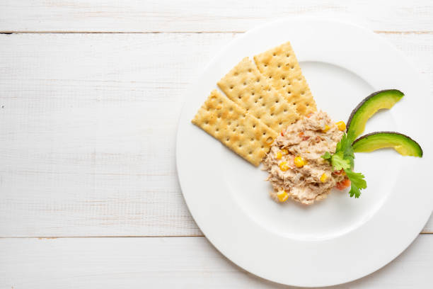 ensalada de atún con galletas - mayo mayonnaise salad plate fotografías e imágenes de stock