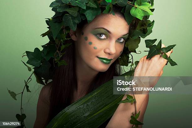 Mutter Natur Stockfoto und mehr Bilder von Attraktive Frau - Attraktive Frau, Blatt - Pflanzenbestandteile, Braunes Haar