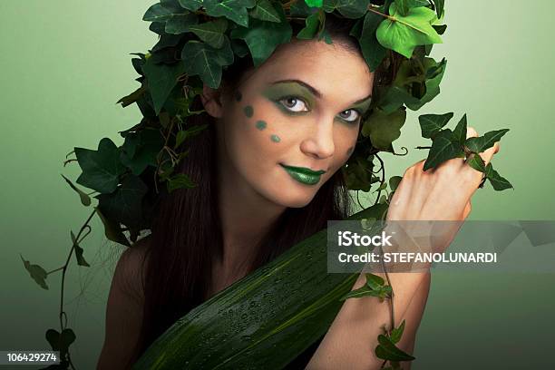 Natura Di Madre - Fotografie stock e altre immagini di Adulto - Adulto, Ambiente, Beautiful Woman