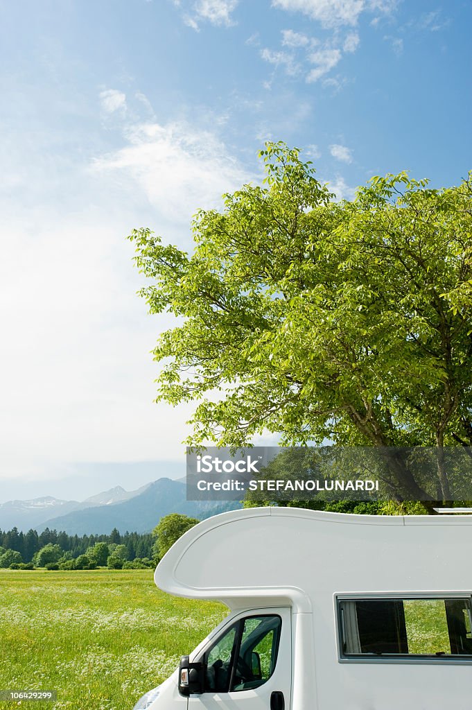 RV mit den Bergen im Hintergrund - Lizenzfrei Wohnmobil Stock-Foto