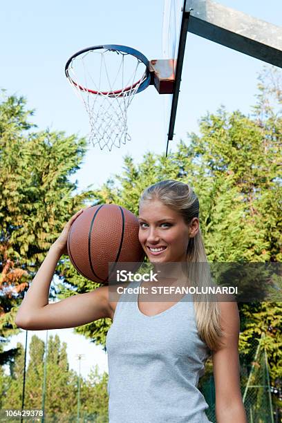 Giocatore Di Basket - Fotografie stock e altre immagini di Adulto - Adulto, Albero, Ambientazione esterna