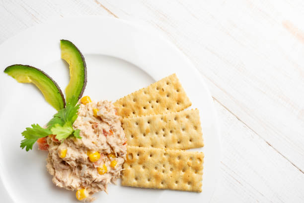 салат из тунца с крекерами - tuna prepared fish mayonnaise restaurant стоковые фото и изображения