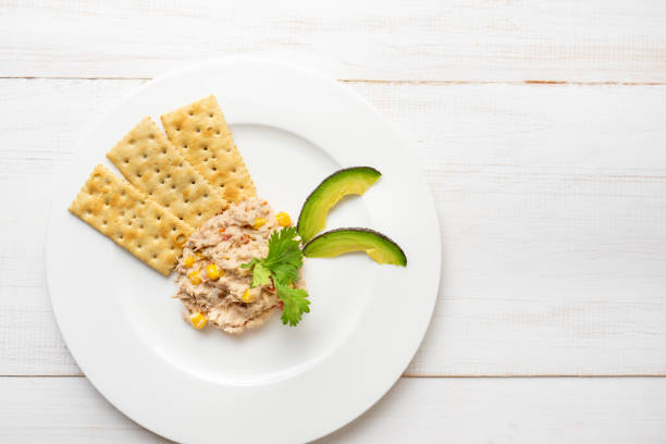 ensalada de atún con galletas - mayo mayonnaise salad plate fotografías e imágenes de stock