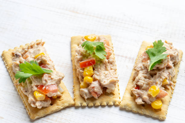 ensalada de atún con galletas - mayo mayonnaise salad plate fotografías e imágenes de stock