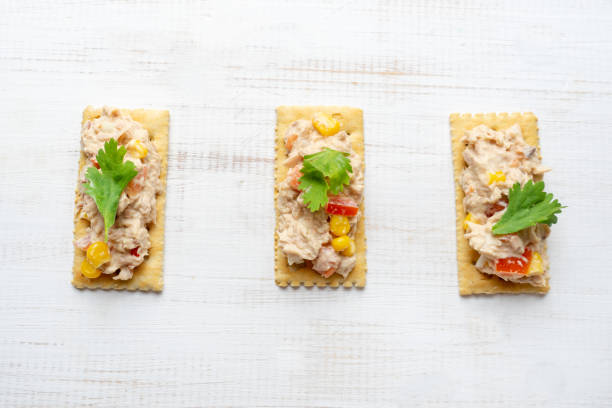салат из тунца с крекерами - tuna prepared fish mayonnaise restaurant стоковые фото и изображения