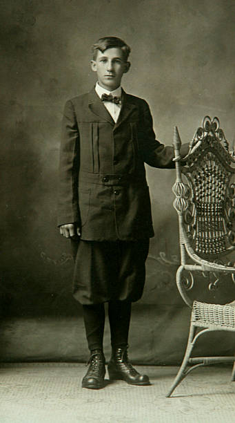 vintage foto eines jungen im bloomer - 1900s image stock-fotos und bilder
