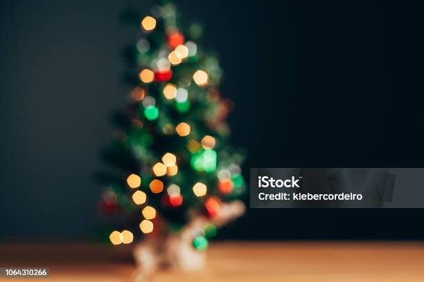 Abstrakter Weihnachtshintergrund Mit Defokussierten Lichtern Stockfoto und mehr Bilder von Weihnachten