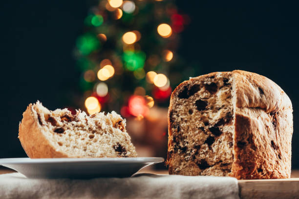 panettone pastel de navidad y adornos navideños. - fruitcake christmas cake cake raisin fotografías e imágenes de stock