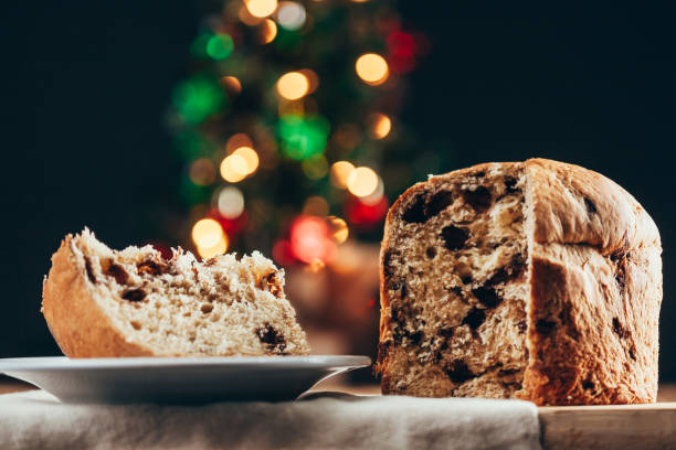 panettone per torte natalizie e decorazioni natalizie. - fruitcake christmas cake cake raisin foto e immagini stock